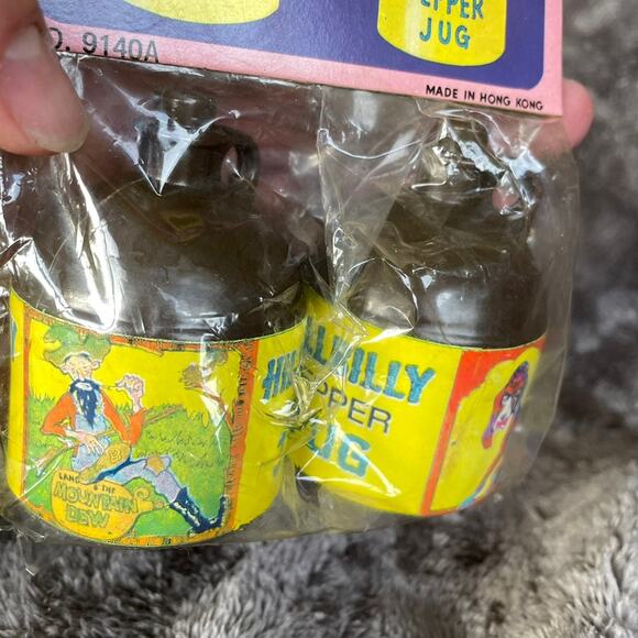 Vintage Hillbilly Salt & Pepper Shakers Moonshine Jugs Hong Kong Novelty NOS - Picture 16 of 16